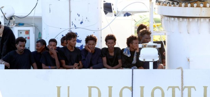 İtalya'da gemide bekletilen göçmenler açlık grevine başladı
