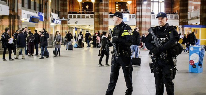 Amsterdam'daki bıçaklı saldırgan Hollanda, İslam'a hakaret ettiği için yaptım