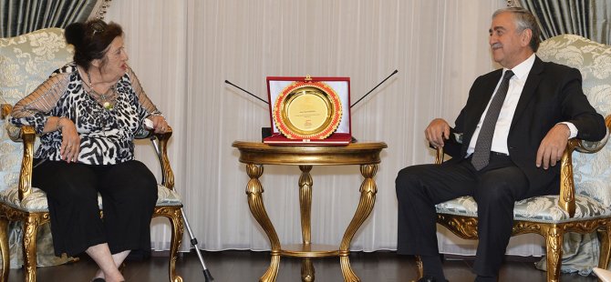 Akıncı Küçük Aysel'e plaket takdim etti