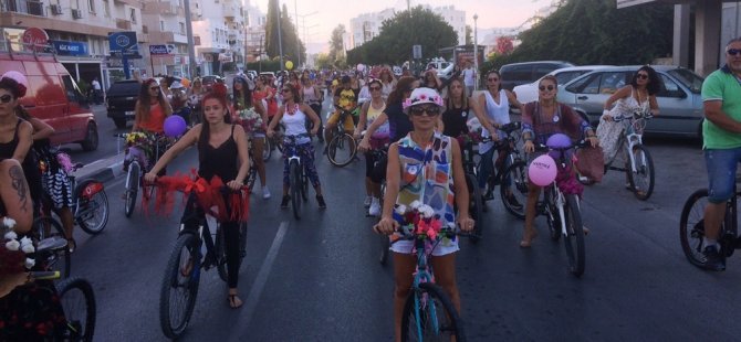 Süslü Kadınlar Lefkoşa sokaklarındaydı