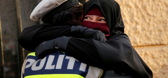 Danimarka'da peçe yasağına karşı çıkan eylemciye sarılan polise soruşturma