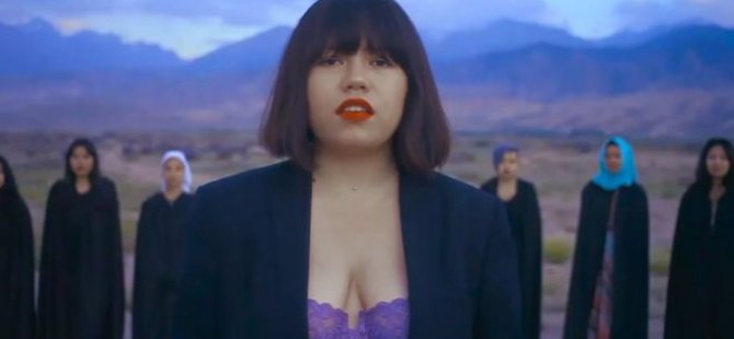 Sütyenli klip çeken Kırgız şarkıcı: Ölüm tehditleri alıyorum