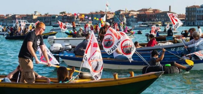 Venedik'te dev yolcu gemilerine karşı fişek ve yumurtalı protesto