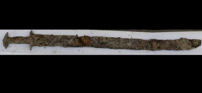 8 yaşındaki çocuk gölde 1500 yıllık kılıç buldu