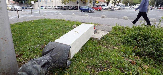 Partizan anıtını yıkmaya çalışan faşist, altında kaldı bacağı kırıldı