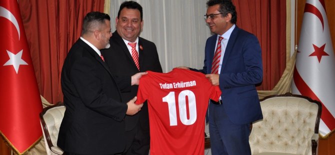 Erhürman, Londra Türk Toplumu Futbol Federasyonu kafilesini kabul etti