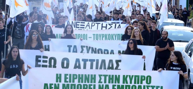 POFEN ve PSEM Kıbrıs bayrakları ve “Kıbrıslırumlar ve Kıbrıslıtürkler-Ortak Vatan ve Ortak Mücadele” sloganıyla yürüdüler