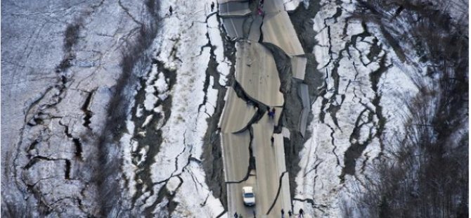 Alaska’da 7 büyüklüğündeki deprem anı böyle görüntülendi