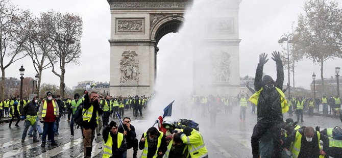 Fransa'da SARI YELEKLİLERİN zaferi, Macron geri adım attı...