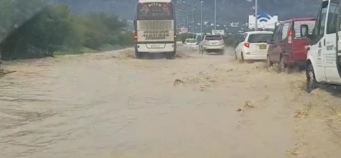 Lefkoşa-Girne anayolunda trafik, su birikintilerinden dolayı tek şeritten veriliyor