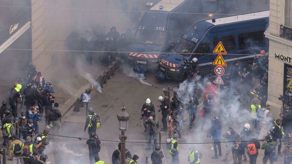 #CANLI YAYIN - Paris'te Sarı Yelek protestocuları'na göz altı ve biber gazı - CANLI YAYIN