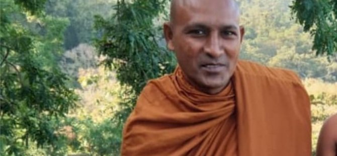 Ormanda meditasyon yapan Budist rahibi leopar yedi