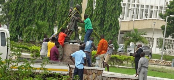 Gana'da Irkçılıkla suçlanan Gandhi'nin heykeli kaldırıldı