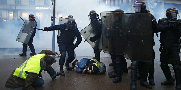 Fransız gazeteciler Sarı Yelek protestosunda (VIDEO) şiddetle dövüldü