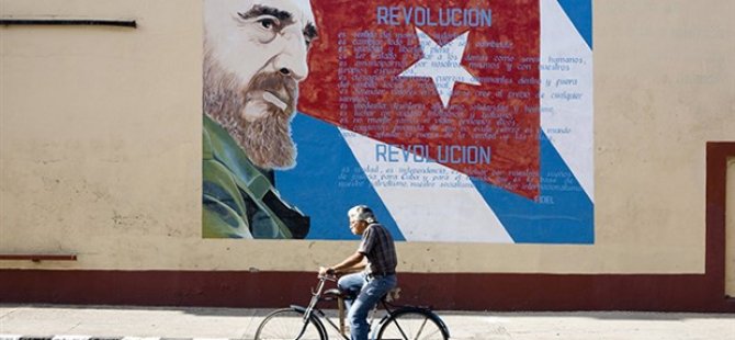 Küba yeniden komünizme döndü