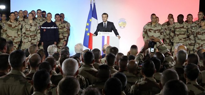 Macron'un yanındaki Fransız asker canlı yayında bayıldı (video)
