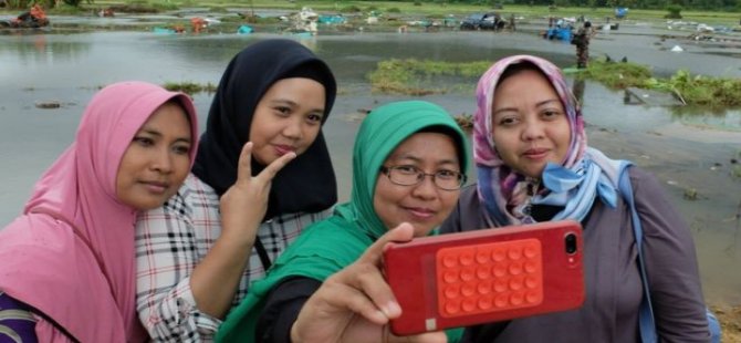 500'e yakın kişinin tsunami faciasında öldüğü Endonezya'da zafer işaretli 'afet selfie'si