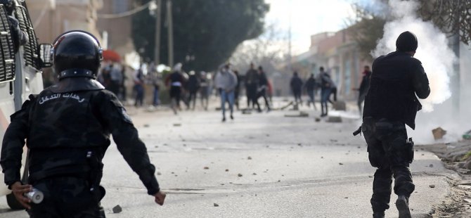 Tunus’ta gazeteci kendini yaktı: Halk sokakta, direnişte