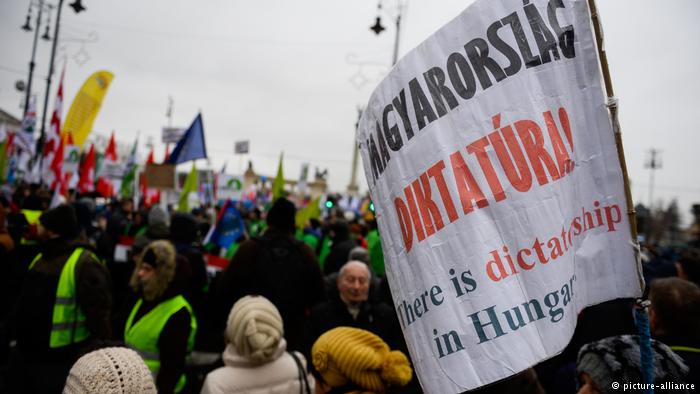 Macaristan'da "kölelik yasası" protestosu