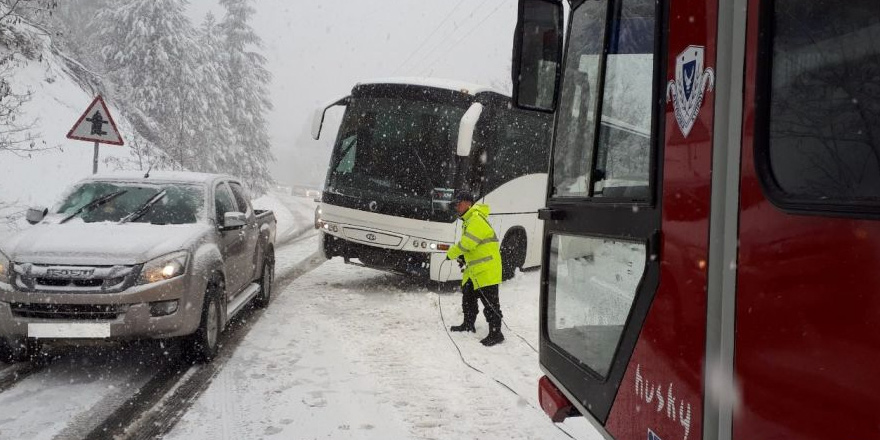 Bir otobüs 25 yolcusuyla birlikte Trodos'ta mahsur kaldı