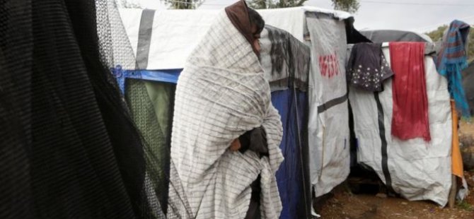 Oxfam: Midilli'deki kampta mülteci kadınlar gece korkudan tuvalete gidemekleri için bebek bezi bağlıyor