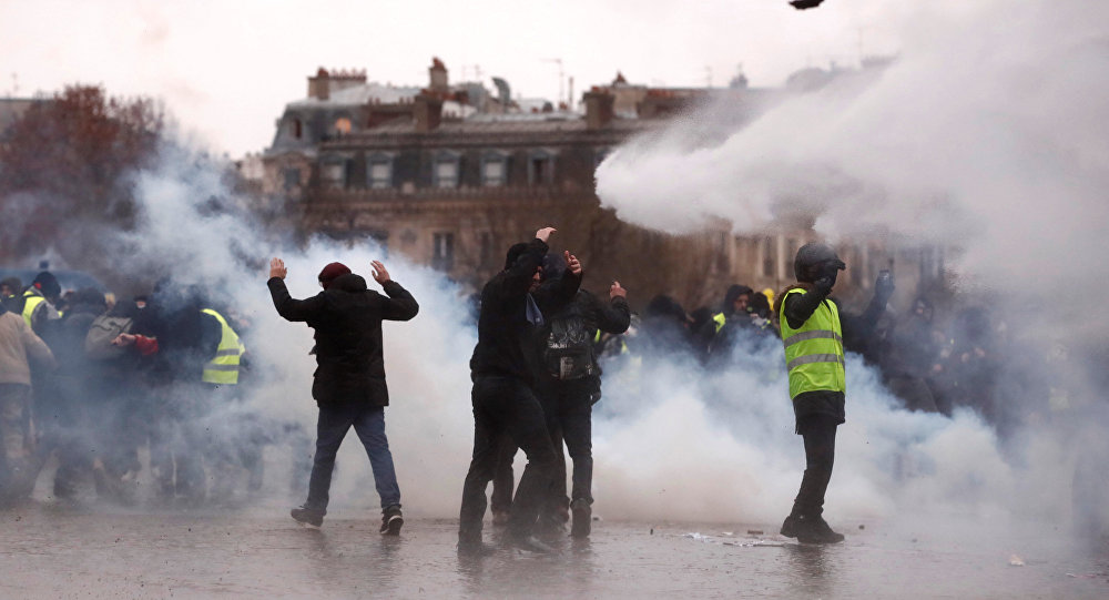 Paris'te 9. hafta: Polise taş atan Sarı Yelekler'e müdahale, 53 gözaltı