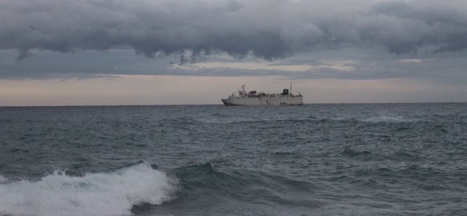 Fırtına nedeniyle bazı gemiler Girne açıklarına demirledi (foto)