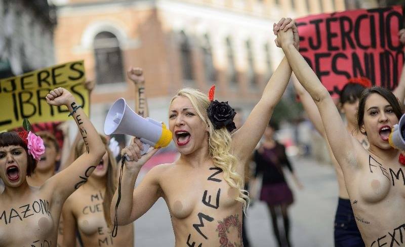 Mizah Femen Haberi Meclisi Alarma Geçirdi
