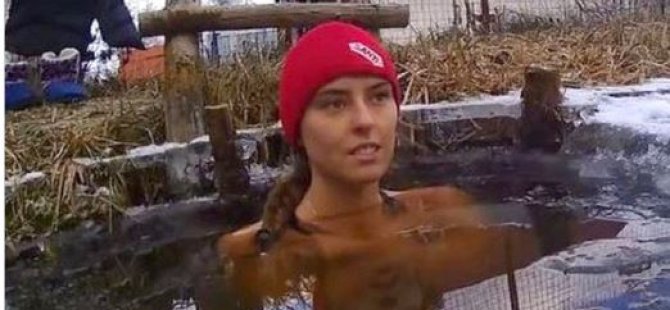 Buzlu suda bir saat kalan kadın, rekor kırdı (video)