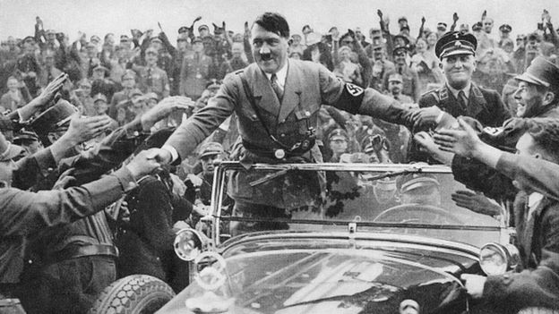 Almanya'da 'sahte' Hitler resimlerine polis operasyonu