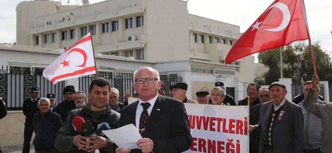 TBK Gaziler Derneği, Büyükelçilik önünde toplanıp bildiri okudu