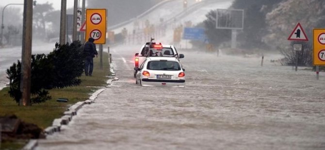 Antalya'da fırtına: 5 ilçede okullar tatil edildi