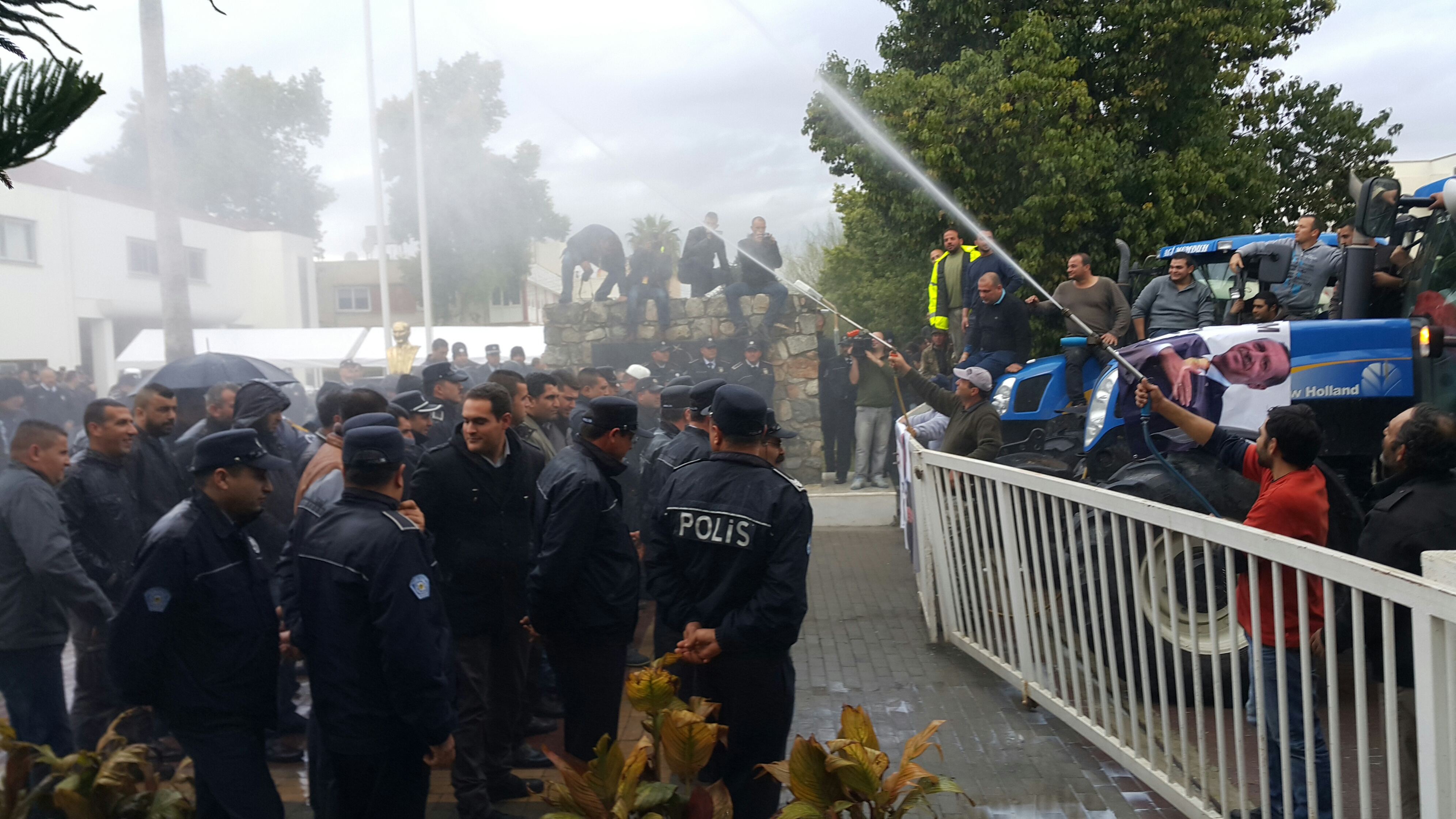 Böyle eylem görülmedi, polise süt sıkılıyor