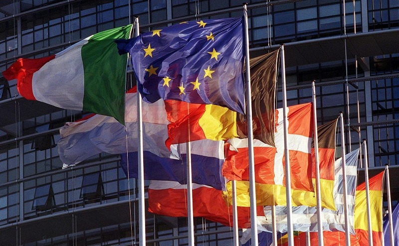 'Euro bölgesi 2013'te resesyondan çıkamıyor'