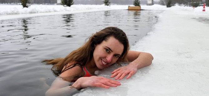 Aşırı mutluluk hissi verirken selülitleri önlüyor: Rus gençler sağlık için buzlu suda yüzüyor