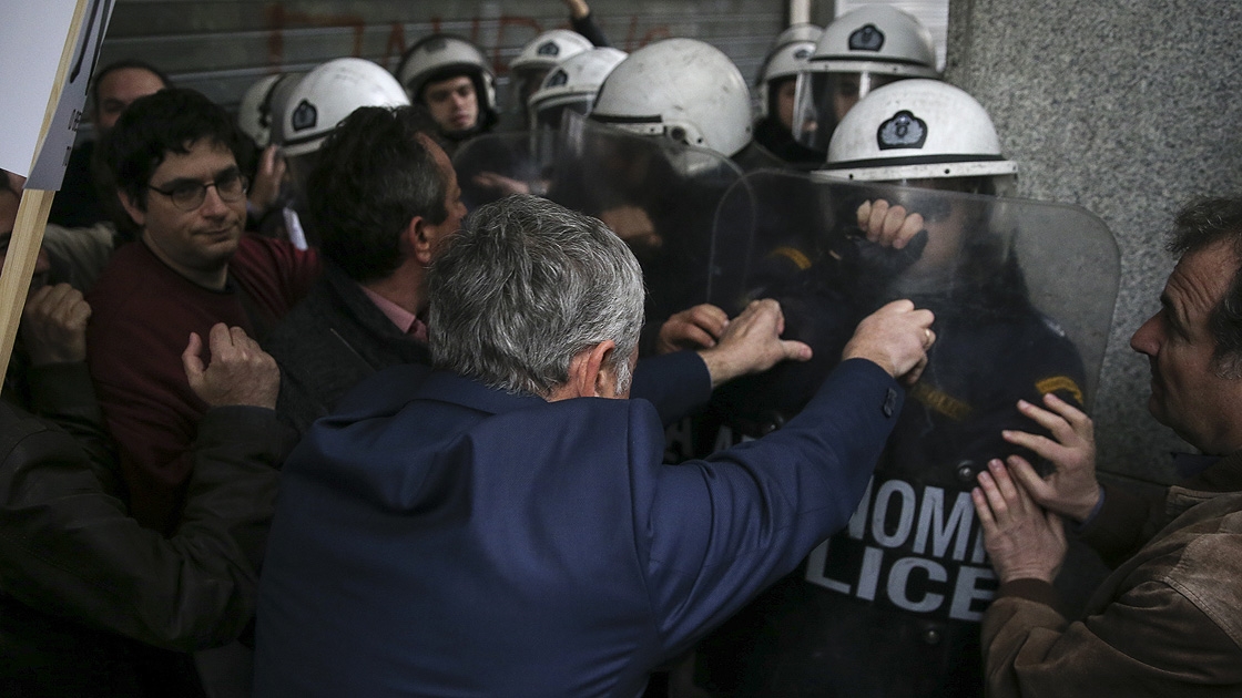 Yunanistan'da göstericiler bakanlığı bastı