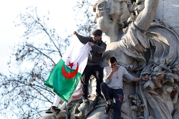 Cezayir'de devlet başkanının beşinci dönem adaylığı protestolara yol açtı