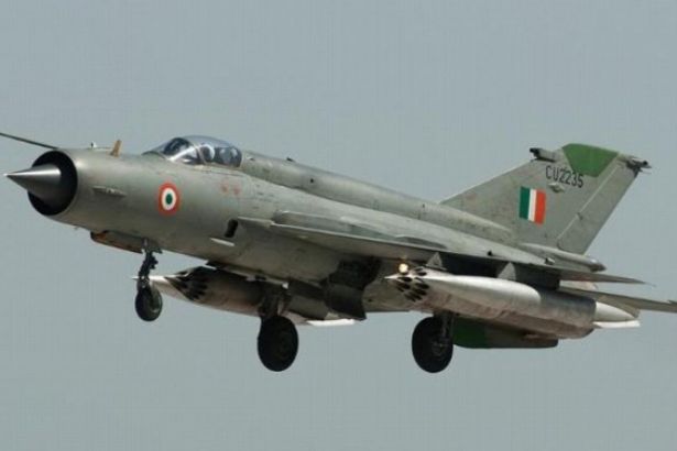 Hindistan'a ait savaş uçağı Pakistan sınırı yakınlarında düştü