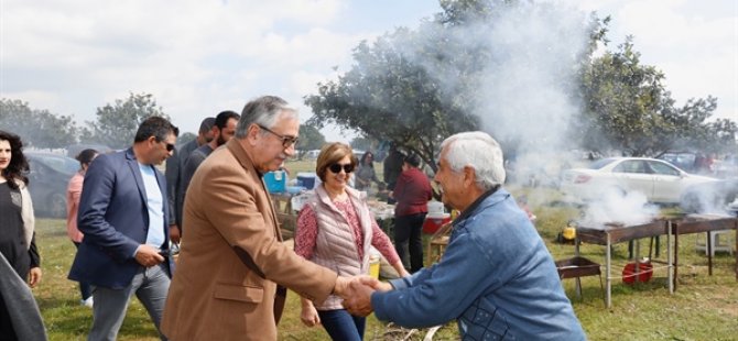 Akıncı Alaniçi’nde piknik yapan vatandaşlarla bir  araya geldi