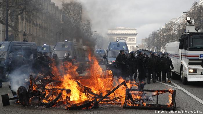 Fransa'da Sarı Yelekliler yine sokakta