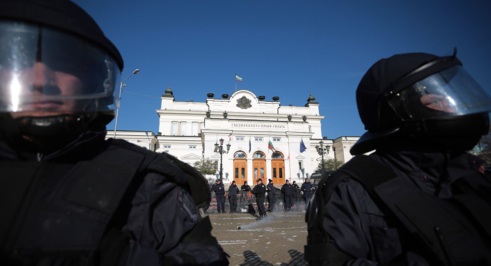 Rüzgarın yönünü hesaba katmayan Bulgar polisi, protestocular yerine kendilerine gaz sıktı