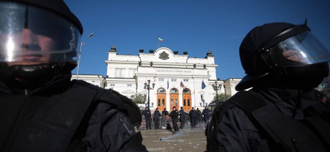 Rüzgarın yönünü hesaba katmadılar: Bulgar polisi, protestocular yerine kendilerine gaz sıktı (Video)