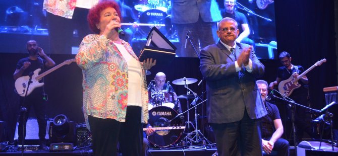 Selda Bağcan'dan DAÜ'de görkemli konser