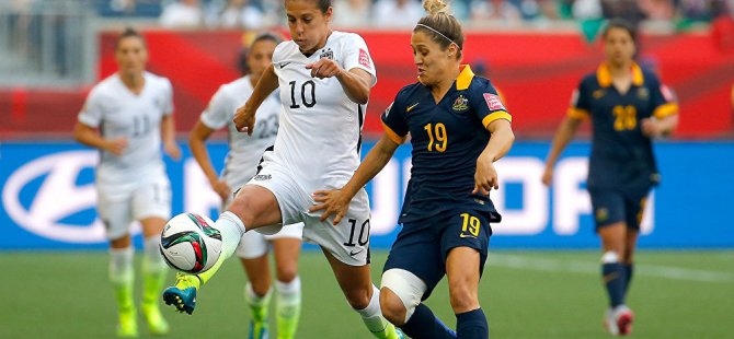 Rusya ile İsviçre'nin U-17 milli kadın futbolcuları maçın ortasında birbirine girdi (Video)