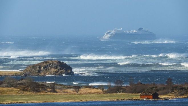 Norveç'te yolcu gemisinde mahsur kalanlar havadan kurtarılıyor