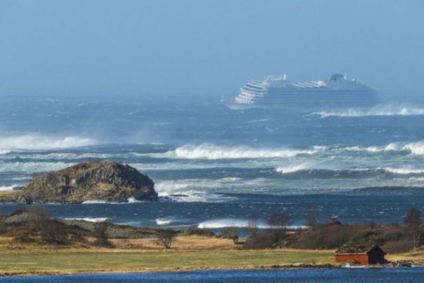 Norveç'te yolcu gemisinde mahsur kalan yolculardan 500'ü kurtarıldı