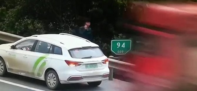 Bozulan aracını otoyolun kenarına çeken sürücü ölümden saniyelerle kurtuldu (Video)