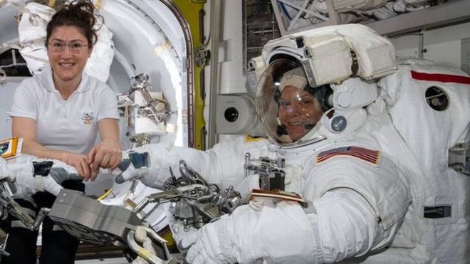 İki kadın astronotun birlikte yapacağı ilk uzay yürüyüşü 'kıyafet sıkıntısı' nedeniyle iptal edildi