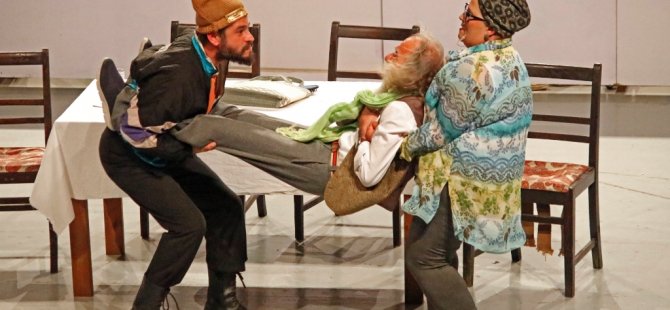 Gazimağusa Belediye Tiyatrosu’nun “Zurnanin Son Deliği” isimli  komedi oyunu tiyatroseverlerle buluştu