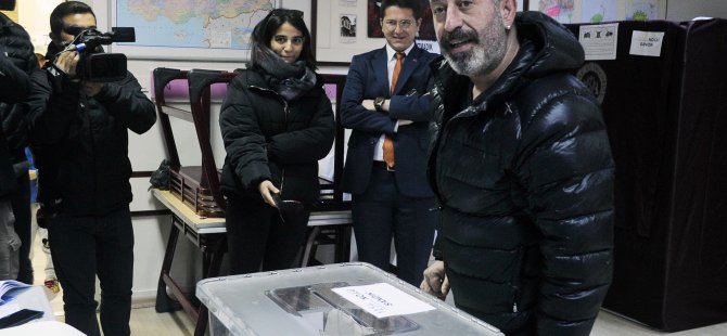 Türkiye'de oy verme işlemleri başladı.Cem Yılmaz:Biz kazanacağız(video)